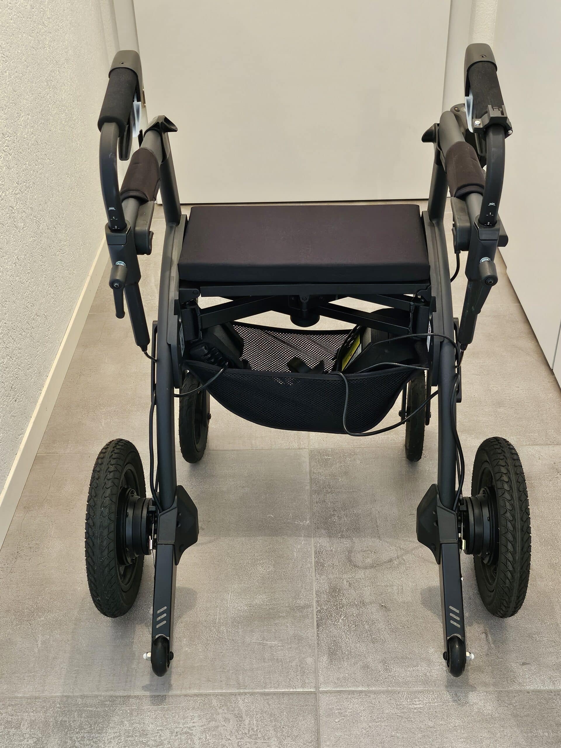 Déambulateur et d’un fauteuil roulant électrique