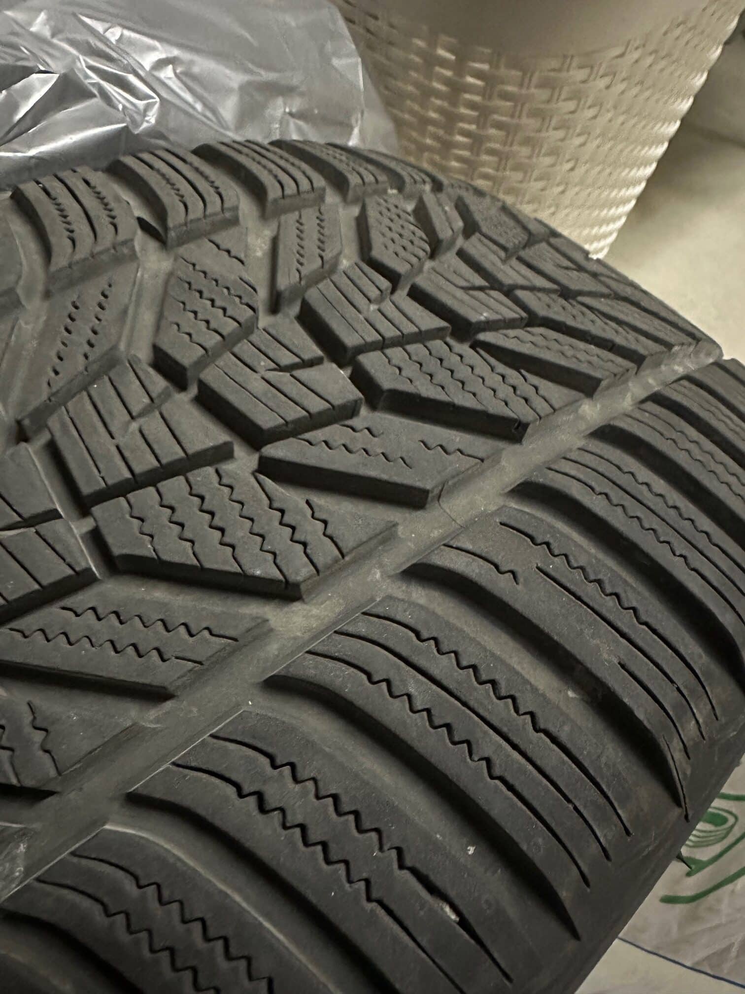 Jeu de 4 pneux d’hiver 235/40/R19