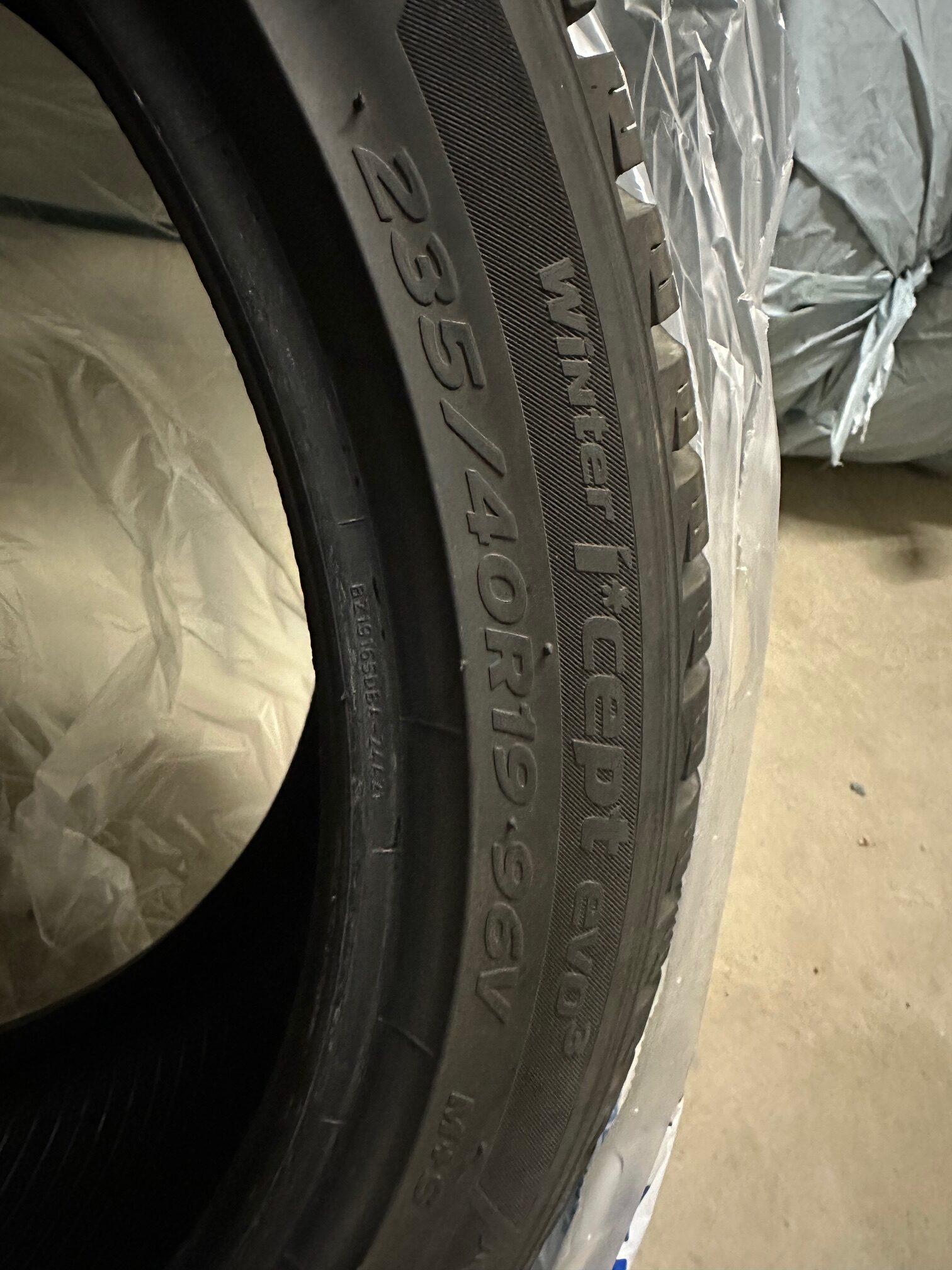 Jeu de 4 pneux d’hiver 235/40/R19