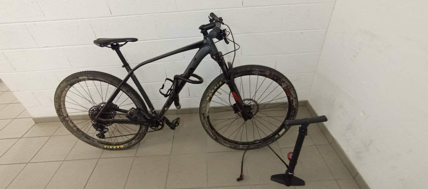 Vélo quasi neuf à vendre à 800.-, utilisé 5 ou 6 fois, possédant 18 vitesses, marque OBREGA