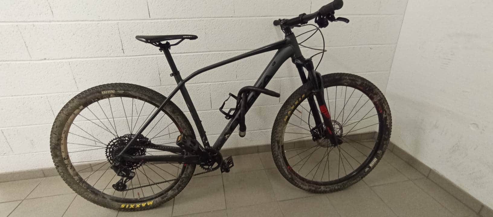 Vélo quasi neuf à vendre à 800.-, utilisé 5 ou 6 fois, possédant 18 vitesses, marque OBREGA